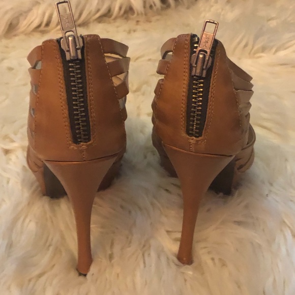 Preowned Vera Wang Camel Strappy Peep Toe Booties - Picture 3 of 7